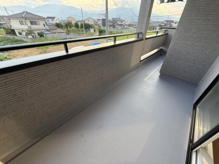 屋根付きで使いやすい広々インナーバルコニー。天候に左右されにくい便利な空間です！