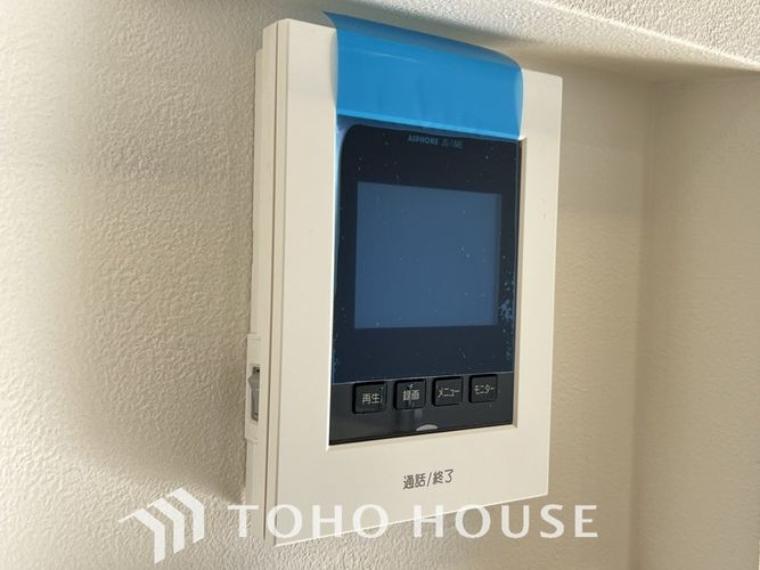 「見える安心」をカタチにしました。誰が来てもわかる様にモニター付きインターホンを設置。家事導線を考慮した個所に設置し、防犯性と利便性に優れ快適と安らぎを合わせた優しい設計。