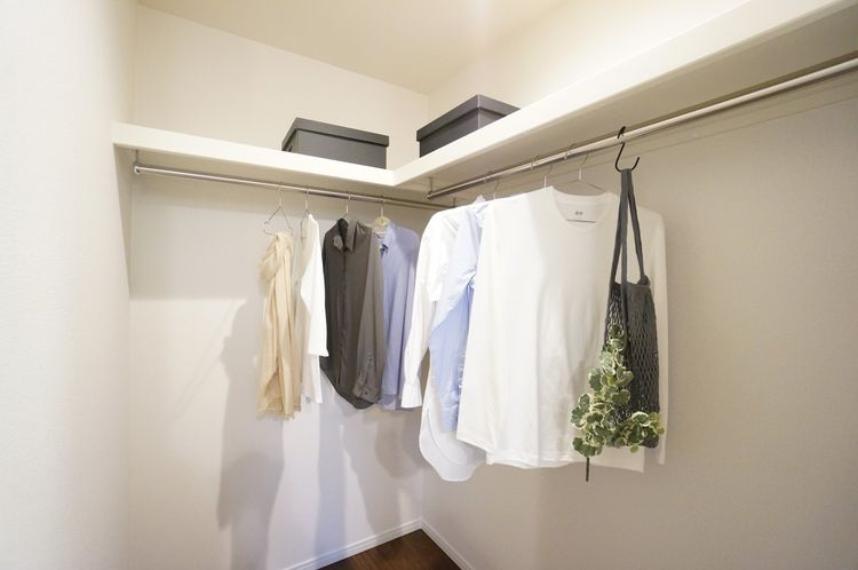 【施工例/ファミリークローゼット】家族全員の衣類や荷物を一箇所にまとめて収納できるファミリークローゼット。洗濯から収納までの家事動線が短くなり、家事の負担が軽減されます。