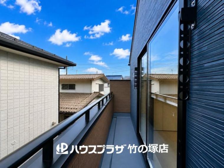 洗濯物も気持ちよく干せるゆとりあるバルコニー