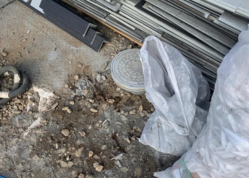 敷地内には、散水栓や立水栓があります。水道水を直接利用できるため、水を運ぶ手間を省くことが出来ます。大量の水を必要とする洗車作業や清掃などに役立ちます。その他設備とあわせて、現地でご確認ください。