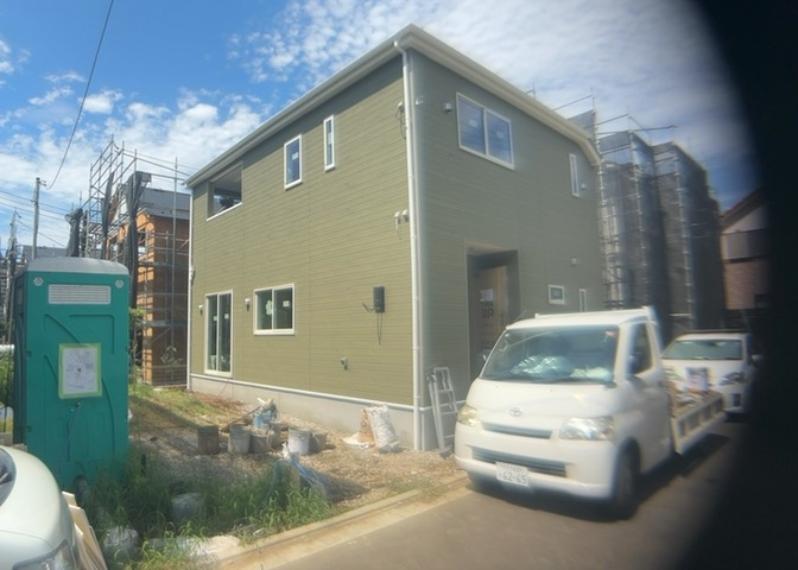 省エネ給湯器とは従来型の給湯器より熱効率が高く、少ない燃料でたくさんのお湯を沸かすことが出来る高効率な給湯器のことを指します。また、省エネ給湯器には種類があり、利便性や効果なども様々です。