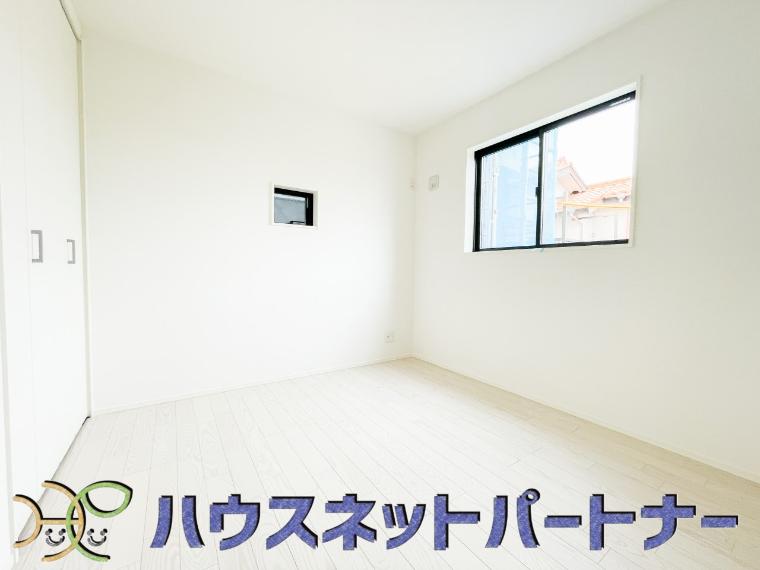 太陽の光がお部屋を照らしてくれます。こんな朝を迎えると今日一日を頑張ろうと思えてきますよね。