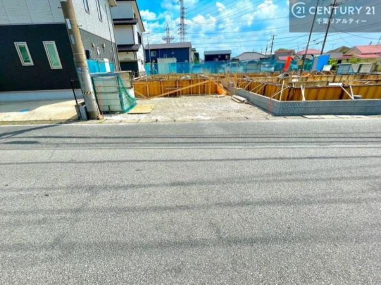 落ち着いた街並みが広がる閑静な住宅街に位置し、穏やかで心安らぐ暮らしを叶える住環境です。