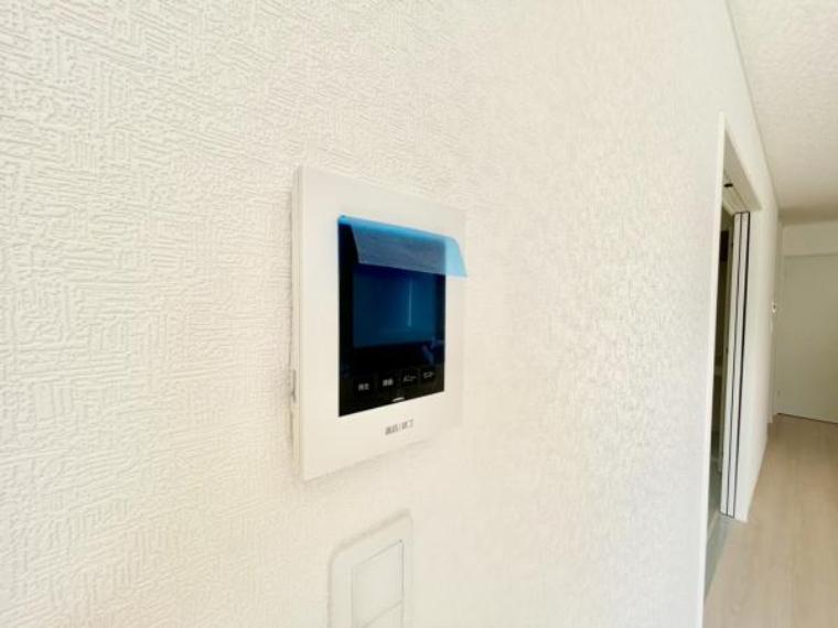 ■■カラーTVモニターホン■■外出中も来訪者をカラー画面と音声でしっかり録画します。在宅時にも鮮明なモニターでしっかり相手を確認できます！防犯のスタート、安心の一歩は玄関からですね。