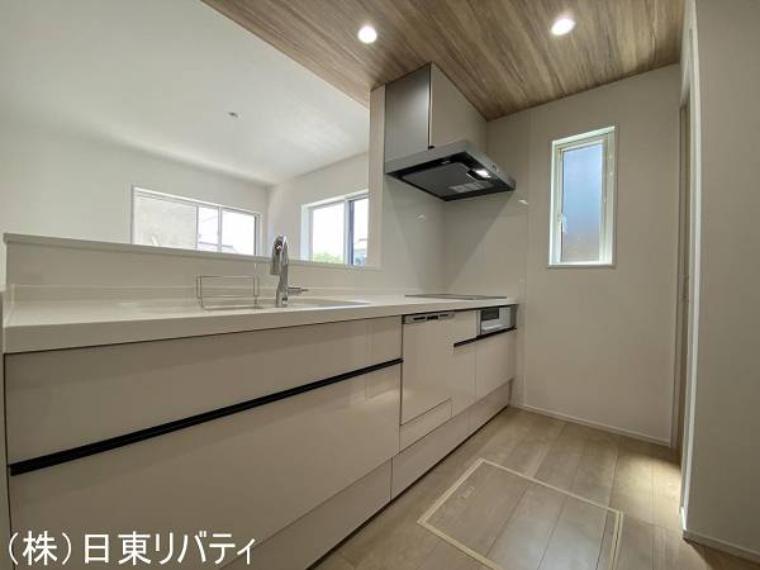 対面式のキッチンで、家族の会話も弾みます。