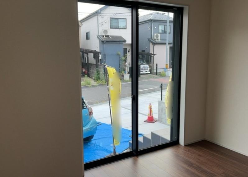 落ち着いた色合いの全居室フローリング仕上げで、様々なお手持ちの家具に調和しやすい内装デザインです。全居室複層ガラス仕様のため断熱性・防音性に優れ、一年を通して快適な室内環境をしっかり維持できます。