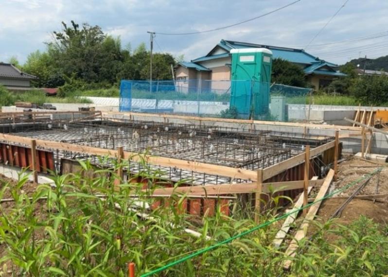 木造住宅とは土台、壁、柱など建築物の強度を支える構造体の材に木が使用されている構造を指します。構造体は建物の自重を支えるだけではなく風圧や水圧、積裁荷重などあらゆる衝撃に耐えるための基礎です。