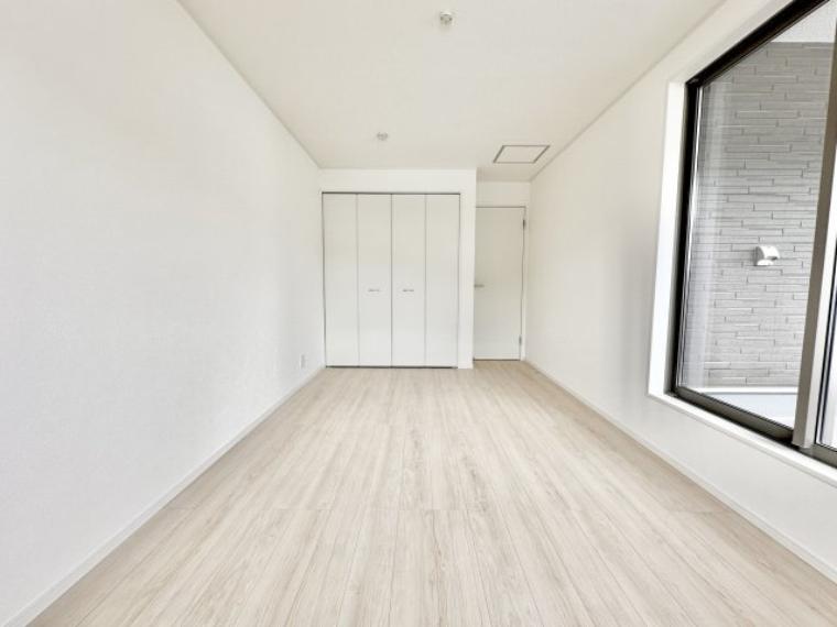 【同社施工例】広々とした居住空間は日々の暮らしを彩り、心のやすらぎと満足感を与えてくれます。通風と採光を考慮した設計は子供たちはのびのび育ち、家族でくつろぎと団らんを生み出します。
