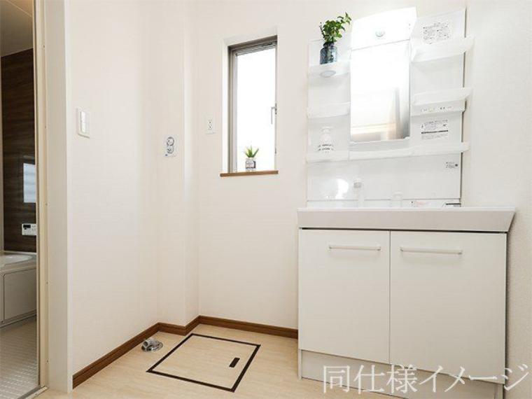 ＼同仕様写真/ハンドシャワー付き洗面化粧台。曇り止めヒーター付きミラーの内側にはたっぷりの収納がついており、スタイリング剤や歯ブラシなどもたっぷり収納可能です！