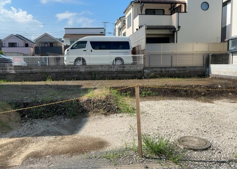駐車場と明記されていても、最小スペースでつくられた駐車場だと大型車は駐車できなかったり、出入りしにくくなったりする可能性があります。お車のサイズと購入したい物件の駐車場のサイズを現地で確認しましょう。