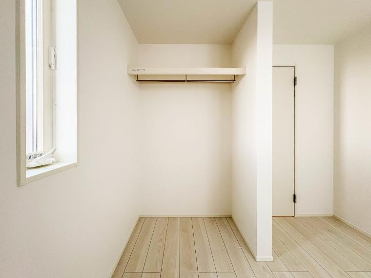 【収納】壁面クローゼットのメリットは、衣類が横一列に並ぶためひと目で洋服が選びやすいこと。衣類をたくさんお持ちの方も、限られたスペース内に無理なく収納することができます。