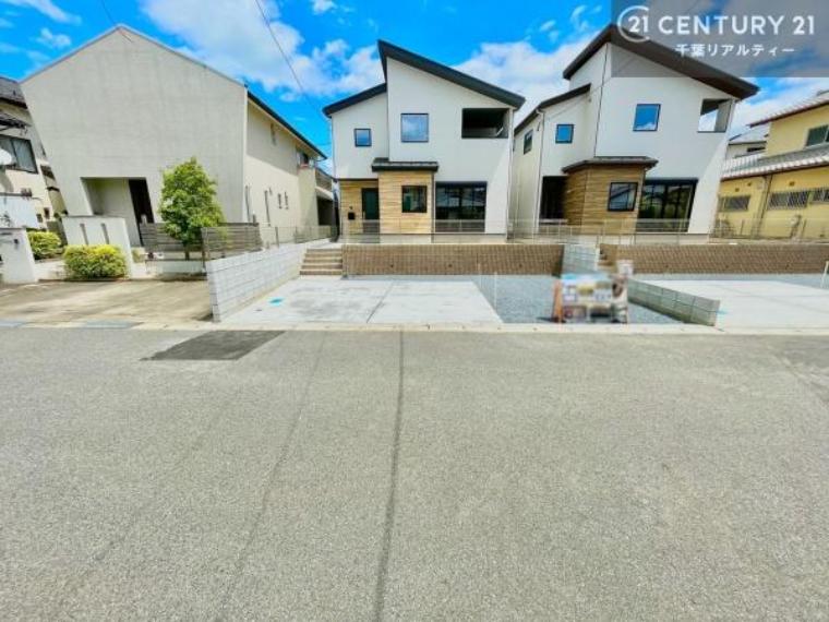 落ち着いた街並みが広がる閑静な住宅街に位置し、穏やかで心安らぐ暮らしを叶える住環境です。