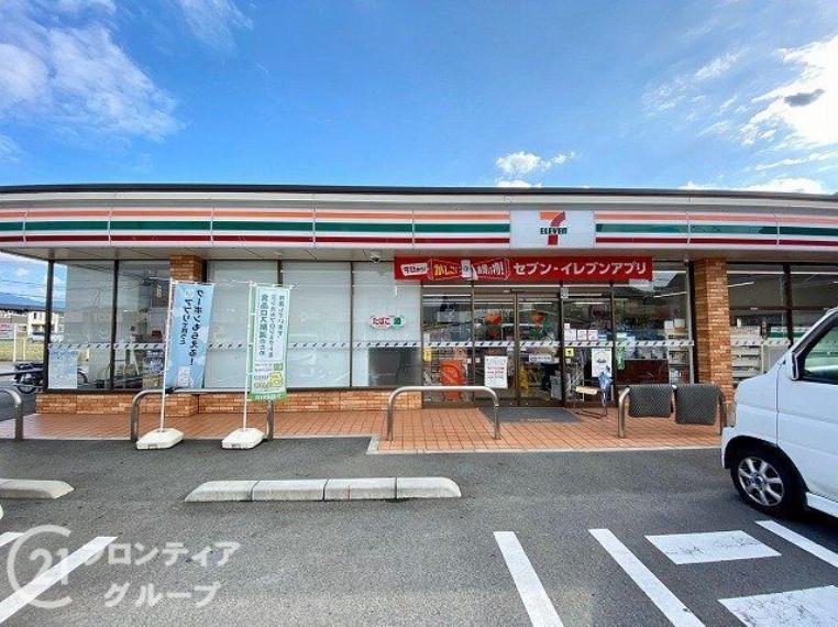 コンビニ セブンイレブン橿原新口町店 徒歩6分。