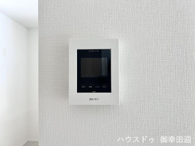■モニター付きインターホン■訪問者の顔が一目でわかる安心のモニター付きインターフォン！録画機能や夜間対応で防犯性もアップ 留守中でも来客を確認でき、毎日の暮らしをしっかり見守ります！
