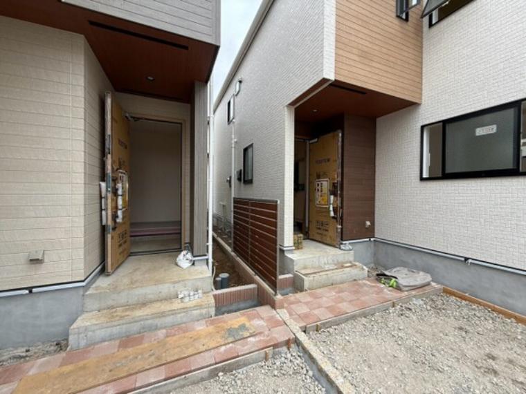 住宅の玄関まわりとアプローチの様子です