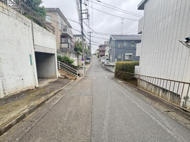 前面道路を含めた現地写真です。