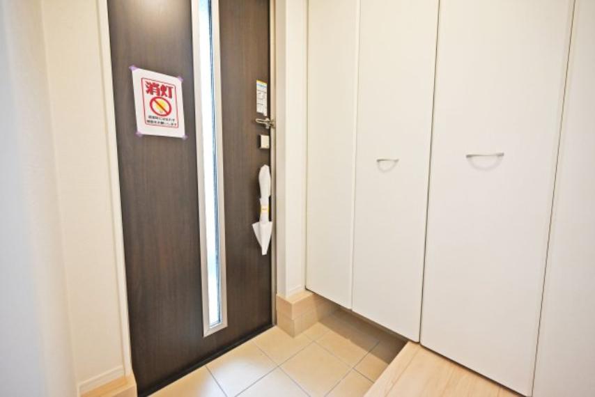 玄関 玄関横には天井まで届く玄関収納があるので、家族全員の靴も余裕で収納できます。毎日使う場所だから常にきれいにしておきたいですね。