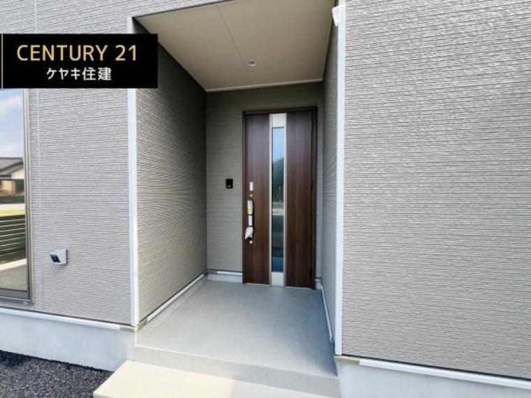 シンプル且つモダンな玄関。訪れる人を心地よく迎え入れてくれます。