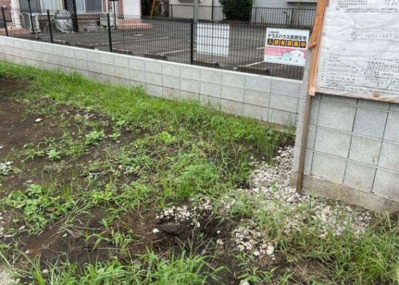 土地購入を検討されている場合、境界杭がない状態で購入してしまうと境界確定測量をする必要があり、費用がかかります。購入の前に、売主、隣土地所有者立ち合いのもと境界を確定し境界杭を設置するのがベストです。