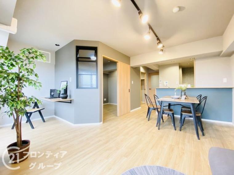 暖かな光に包まれて家族みんなでゆったりと過ごす時間は、何物にも代えがたい宝物ですね！夜には落ち着いた照明の下で、お気に入りの映画を観ながらゆったりと更けゆく時間を楽しむのも魅力的ですね！