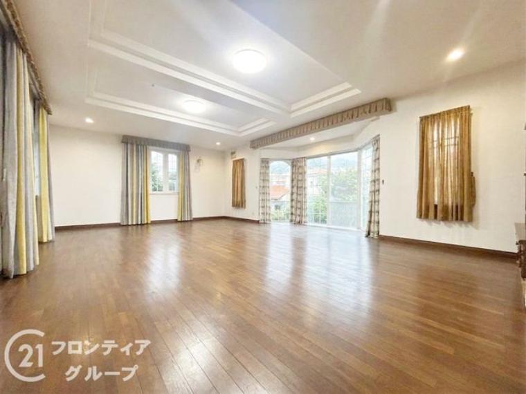 木の温もりが感じられる広々とした洋室です。大きな窓が開放感を演出し、ご家族が集う憩いの場に相応しい空間となっています。穏やかな日常を享受できます！