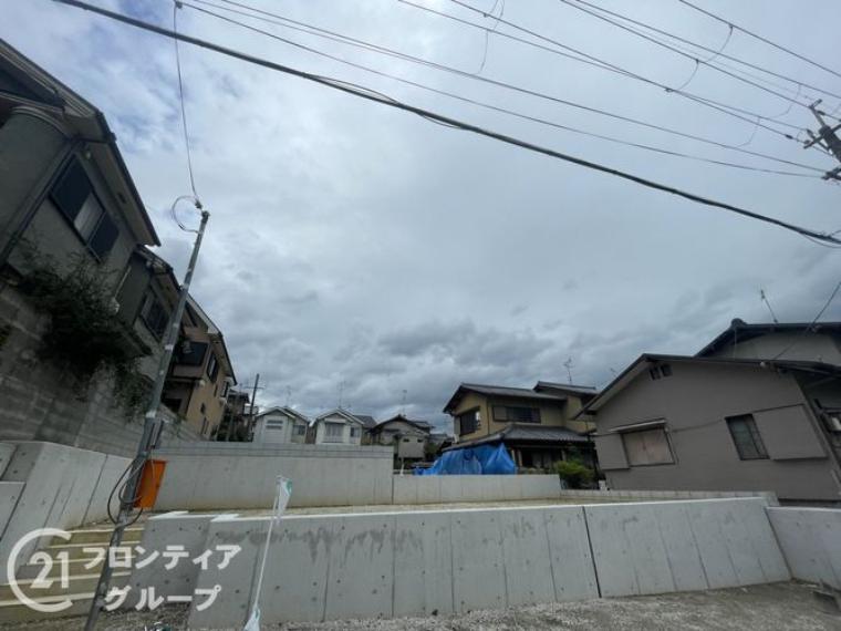 住まい選びは、価格や立地だけでなく、将来の暮らし方まで含めて考えることが大切です。今の段階で気になっていることを、まずスタッフに話してみてください