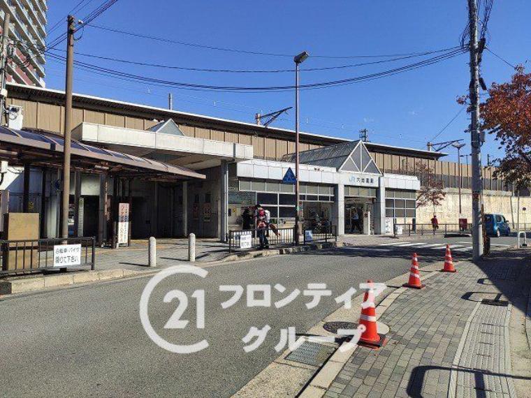 六地蔵駅（JR西日本 奈良線） 徒歩15分。（約1,180m）