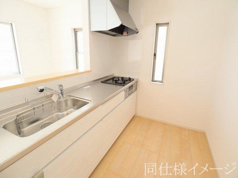 ＼同仕様写真/お手入れが楽に行える換気扇やステンレスワークトップは毎日お料理する奥様の味方！