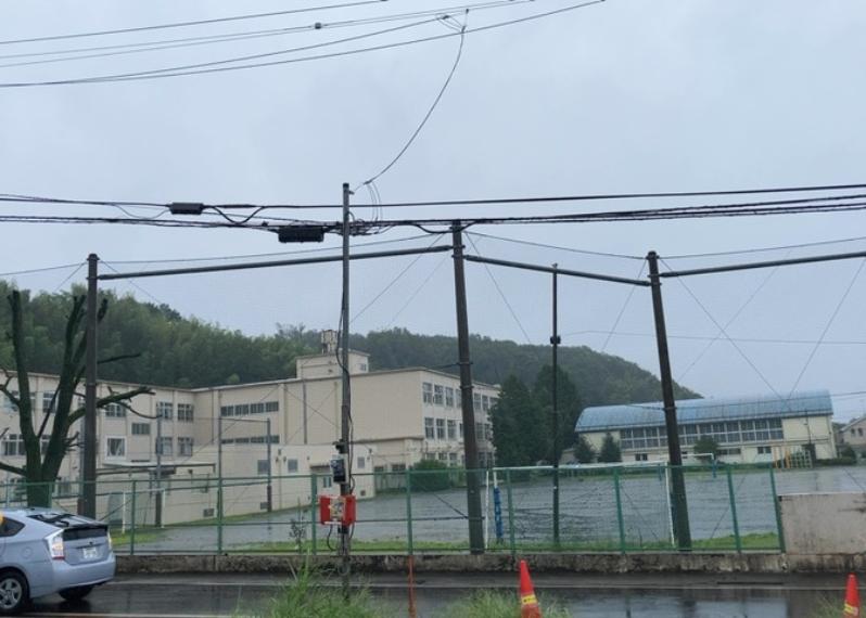 眺望を気にして物件を探す場合、前面に建物が建っていないか現地で確認しましょう！前面に建物があると景色はもちろん、日当たりや風通しにも影響が出てきます。住んだ時のことを想像しながら現地見学をしましょう。