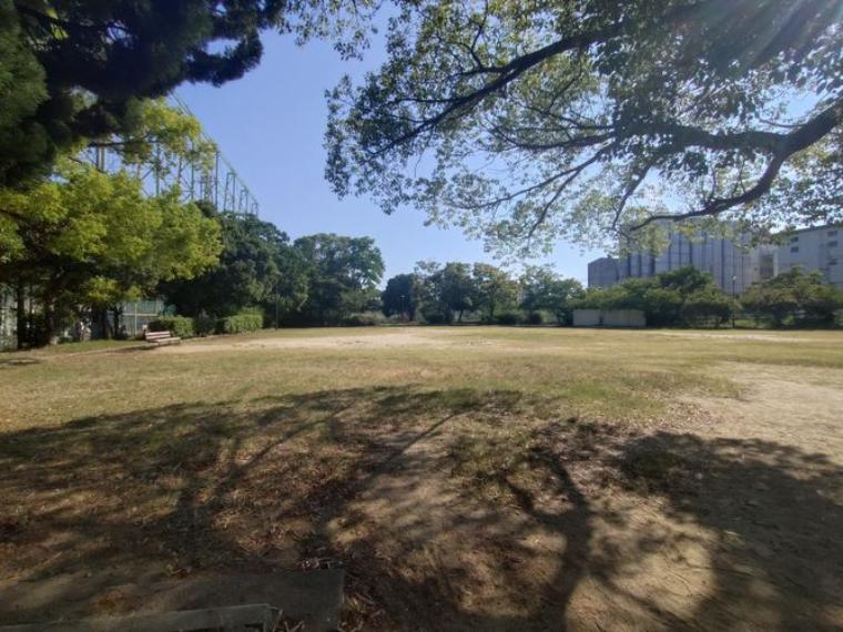 公園 津門中央公園 徒歩6分。