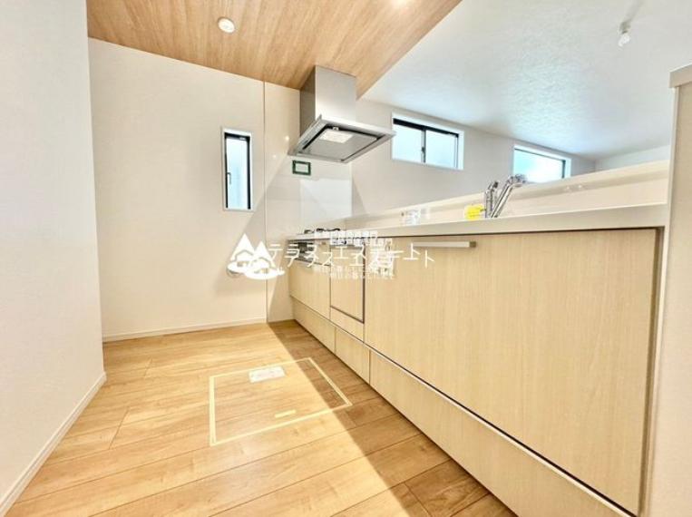 ■■広々キッチン■■ゆとりある空間で作業できます。※写真は同一タイプまたは同一仕様。