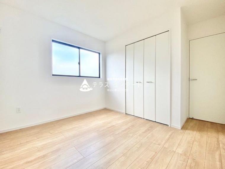 ■■明るい居室■■シンプルなお部屋でインテリアも楽しめます。※写真は同一タイプまたは同一仕様。