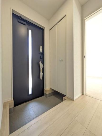 【同社施工例】天井まで可動棚のシューズボックスを併用。すっきりとした玄関を保てます。