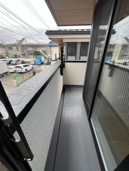 【陽当り良好！南向きバルコニー】室内まで明るい光が届く、開放感あふれる空間