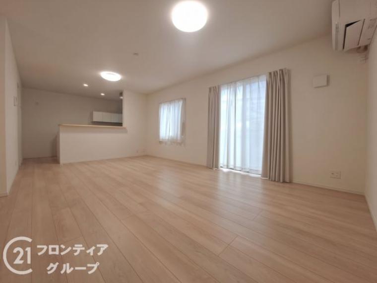 視界を遮るもののないすっきりとしたレイアウトが映える開放的なリビングダイニングですね！丁寧に使われてきたことが伝わる美しい空間が家族の温かいコミュニケーションを育みます