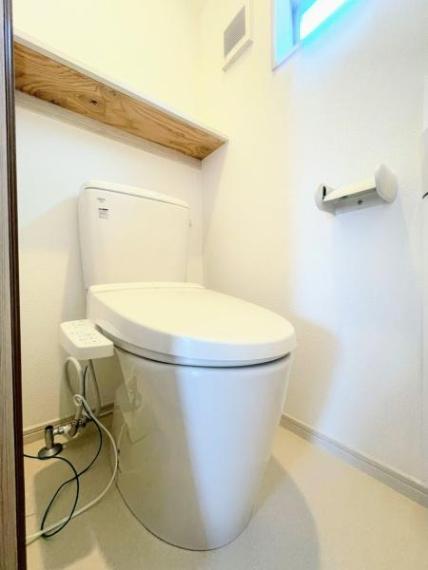 シンプルで、落ち着きのあるトイレ空間に仕上がっています。