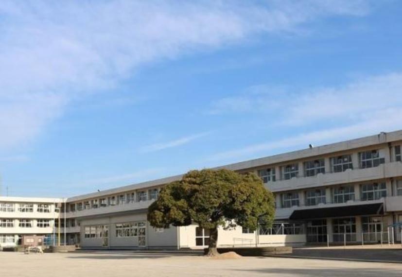 袖ケ浦市立蔵波小学校 徒歩2分。（約150m）