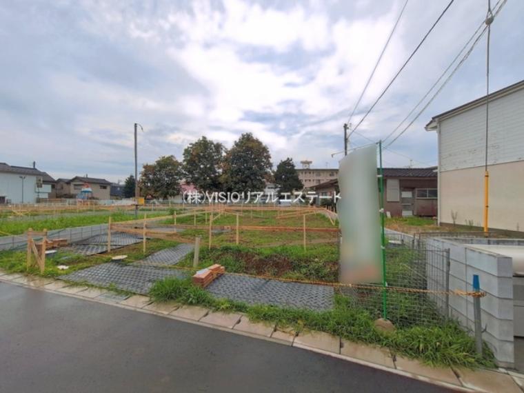 ■道路側から敷地全体を確認できる現地写真。これから基礎工事、上棟へと進み、新しい街並みが形になっていきます。完成前でも周辺環境や区画の位置関係をご確認いただけます。現地ならではの広さも感じられます。