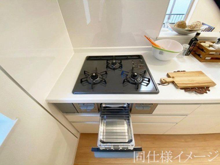 ＼同仕様写真/お手入れしやすい3口コンロ！お料理が楽しくなりそうですね