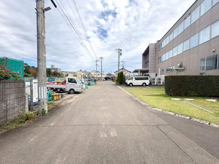 《前面道路》前面道路幅約6m、車の出し入れもスムーズにできそうです