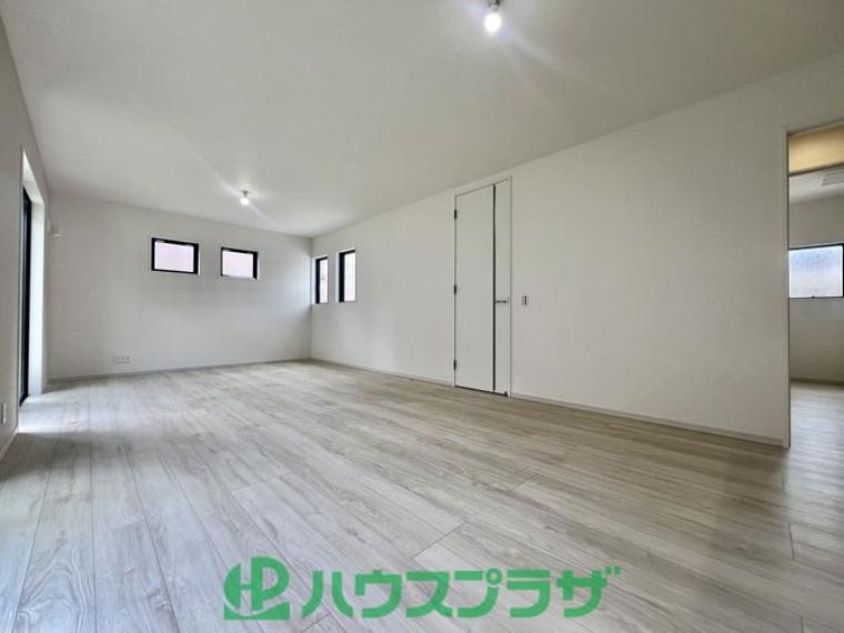 南側は庭のため、隣地と間隔が開いておりよく日が当たります！