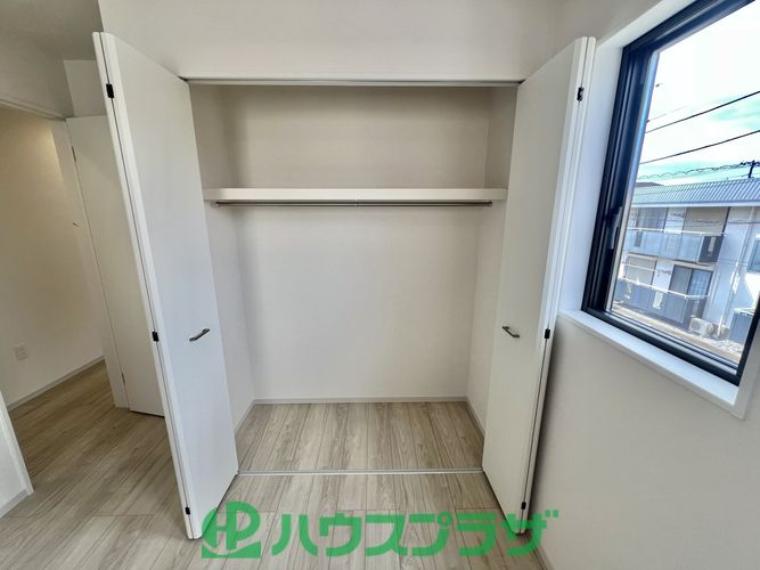 【2階5.25帖居室の収納】奥行きがあり物をたくさん収納できますね！