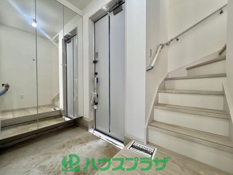 広々とした清潔感に溢れる玄関です。