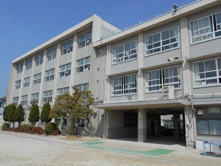 常磐小学校■校訓「正しく　強く　明るく」年間を通してさまざまな行事が予定されています。授業参観もあり、子ども達の充実した学校生活を見学することもできます。（約650m）
