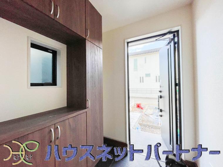 玄関扉を開くとゆったりとした空間。この感動を現地で是非体感してみて下さい。