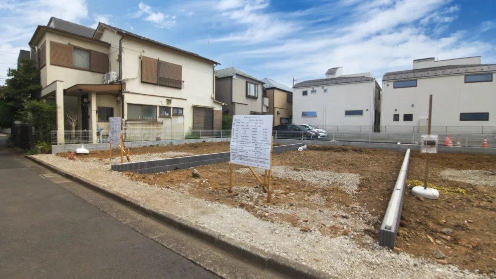 舗装された前面道路に面した土地。道幅広く、見通し良好。周辺は建築中の新興住宅地。