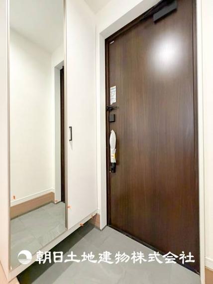 【玄関】家族の帰り、遊びに来る友人、知人を優しく迎え、温もりに満ちた生活空間を予感させる。帰りたい家がここにあります。