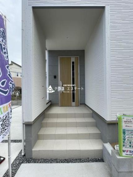 ■■玄関■■屋根付き玄関で雨の日も濡れずに出入り可能です。※同仕様画像