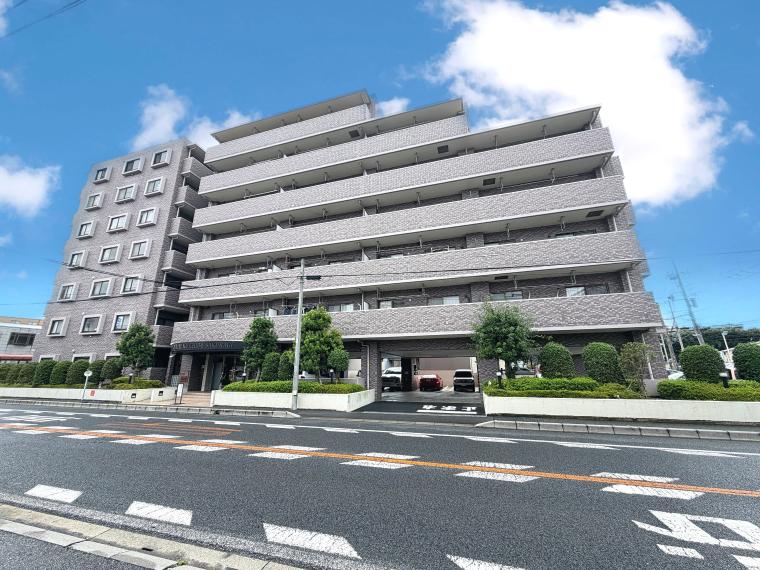 外観写真 街並みに映える、洗練された佇まいのマンション